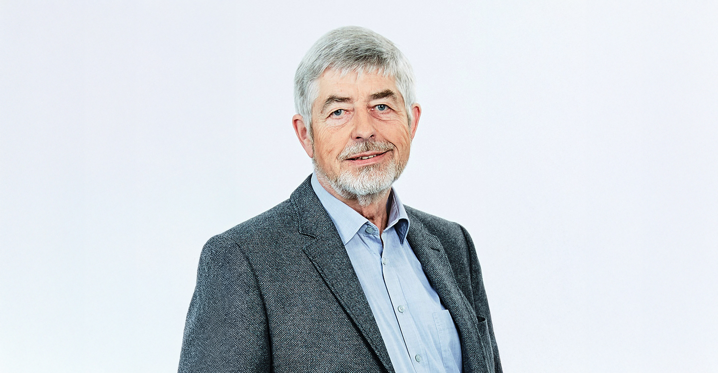 Porträt von Alfons Goris, der lächelnd in die Kamera blickt.