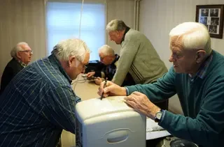 Mitglieder des Repaircafés reparieren verschiedene Gegenstände.