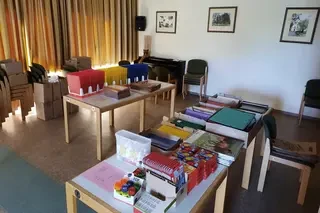 Tische mit Materialien wie Bücher und Heften.