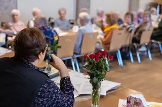 Dame von hinten mit Mikro in der Hand