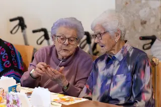 Zwei ältere Damen sitzen am Kaffeetisch
