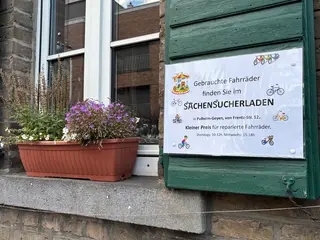 Das Ladenschild des Sachensucherladens