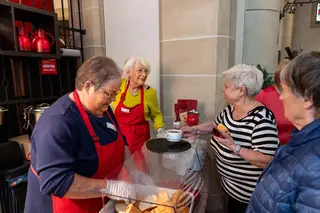 Vier Frauen an der  Ausgabe des Cowboy-Eintopfs.