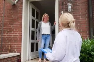 Angelina Eckmann beim Sammeln. Eine Frau hat ihr die Tür geöffnet und die beiden unterhalten sich.