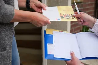 Infomaterial zur Sammlung wird beim Gespräch ausgetauscht.