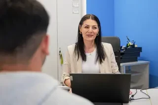 Angelika Glamoc bei einem Beratungsgespräch in der Flüchtlingshilfe.